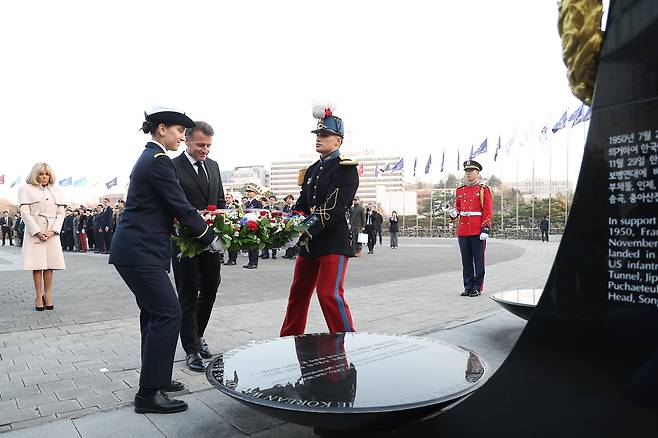 대한민국을 국빈 방문한 에마뉘엘 마크롱 프랑스 대통령이 2일 서울 용산구 전쟁기념관에서 헌화하고 있다. /연합뉴스