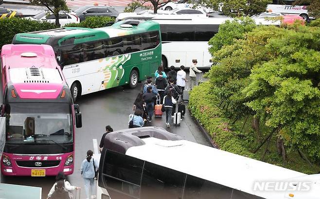 수련회를 온 학생들이 전세버스로 이동하고 있다. /뉴시스