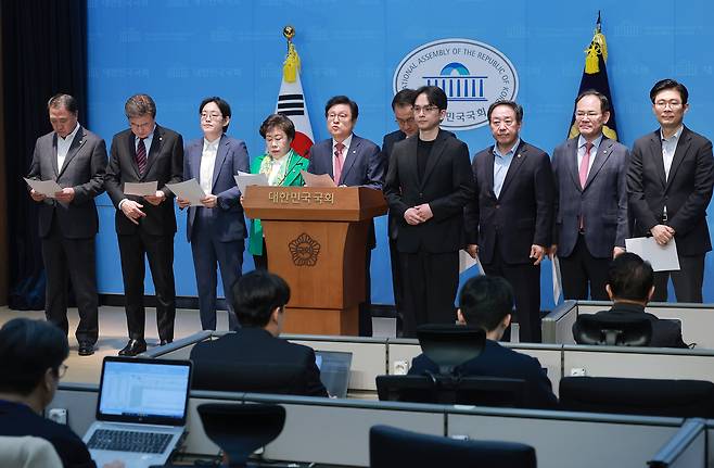 국회 예산결산특별위원회 야당 간사인 국민의힘 박형수 의원 등 국민의힘 예결위원들이 2일 국회 소통관에서 2026년도 제1회 추가경정예산안과 관련해 입장을 밝히고 있다. 연합뉴스