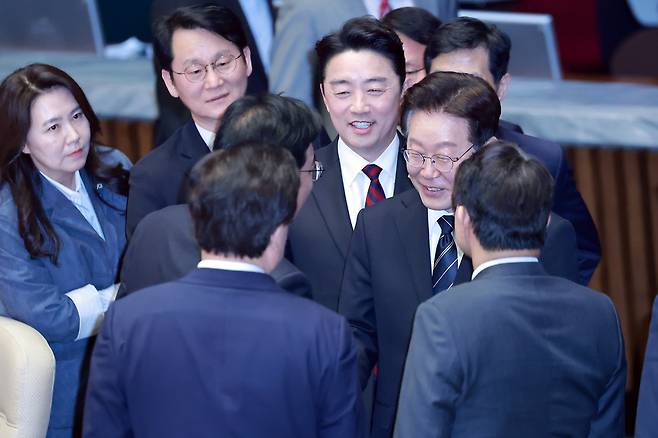 이재명 대통령이 2일 국회에서 2026 추가경정예산안 시정연설을 마치고 국민의힘 송언석 원내대표와 인사하고 있다. 연합뉴스