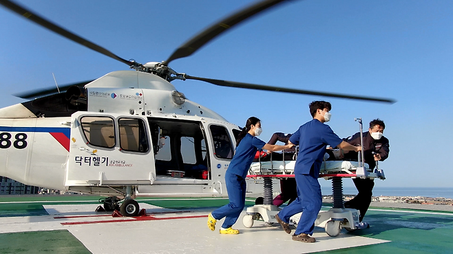 제주한라병원은 제주 지역에서 유일하게 닥터헬기를 운영하고 있다. 2022년 12월 첫 운항을 시작한 후 올 3월 25일까지 총 158명의 중증 환자를 골든타임 내에 이송했다. 제주한라병원 제공