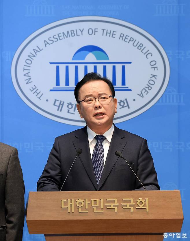 김부겸 전 국무총리가 30일 오전 서울 여의도 국회 소통관에서 대구시장 출마선언을 하고 있다.   

    장승윤 기자 tomato99@donga.com