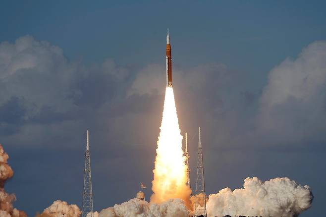 1일(현지 시간) 미 플로리다주 케이프커내버럴 케네디우주센터 39B 발사대에서 미항공우주국(NASA)의 아르테미스 2호 달 탐사 로켓이 발사되고 있다. NASA는 아르테미스 2호가 우주비행사 4명이 탑승한 우주선 ‘오리온’을 탑재하고 성공적으로 발사됐다고 밝혔다. 2026.04.02.[케이프커내버럴=AP/뉴시스]