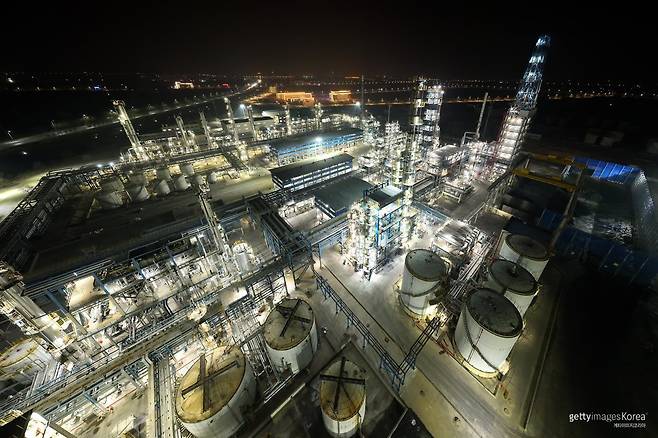 2023년 2월 16일, 중국 동부 산둥성 빈저우에서 촬영된 정유 공장의 모습. 사진=게티이미지