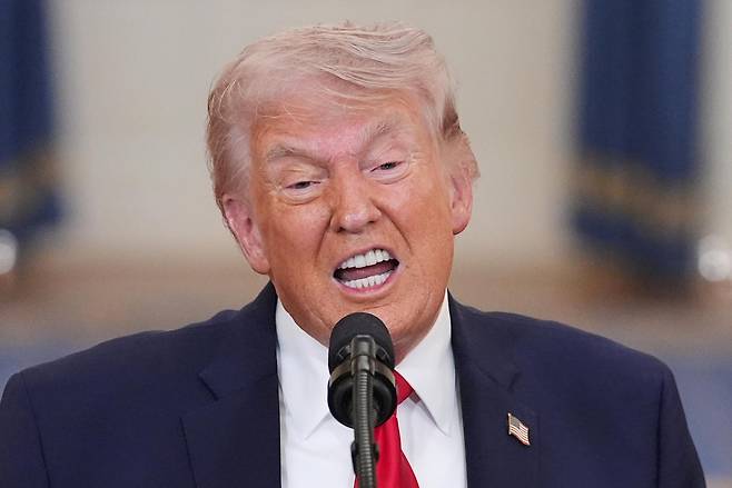 도널드 트럼프 미국 대통령이 1일(현지 시간) 미 워싱턴 백악관에서 대이란 전쟁 관련 대국민 연설을 하고 있다. 그는 이날 이란과의 종전 협상 가능성을 열어 놓으면서도 “앞으로 2, 3주 동안 이란에 극도로 강력한 공격을 가해 ‘석기시대’로 되돌려 놓을 것”이라고 압박했다. 워싱턴=AP 뉴시스