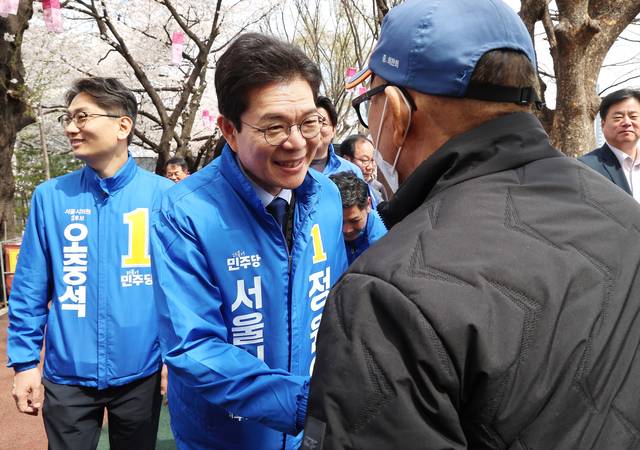 더불어민주당 서울시장 예비후보인 정원오 전 성동구청장이 31일 서울 동대문구 장안벚꽃로 일대에서 시민들을 만나고 있다. [연합뉴스]