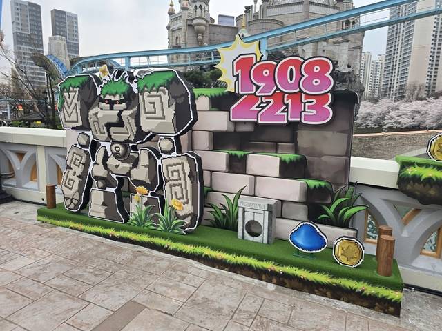 롯데월드 입구에서 메이플스토리 '골렘'이 관람객을 맞이하고 있다. 김영욱 기자