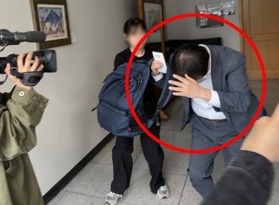 취재진 피해 도망가는 장학관 / 사진=연합뉴스