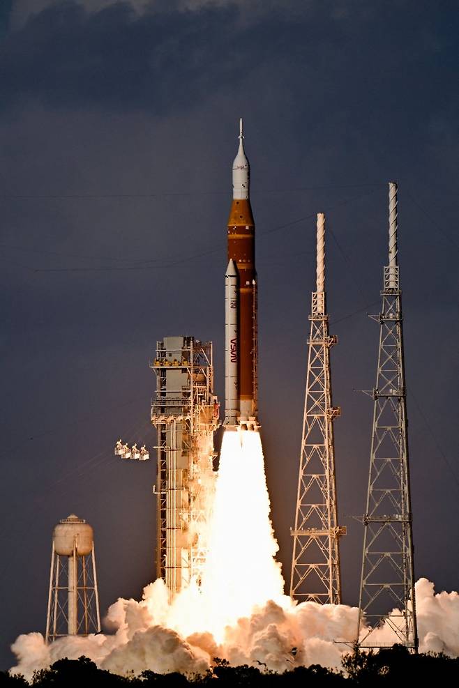 1일(현지시간) 미국 플로리다주 케이프커네버럴의 케네디 우주센터에서 미국의 '아르테미스 2호' 로켓이 발사되고 있다.로이터연합뉴스