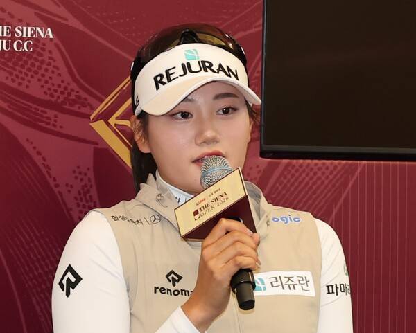 박성현, 유현주, 유현조, 홍정민, 방신실, 서교림, 이예원, 이가영, 박현경, 박민지, 임희정, 배소현, 박혜준, 고지우, 고지원, 김민솔, 이율린, 임진영 프로 등과 함께 한국여자프로골프(KLPGA) 투어 2026시즌 '국내 개막전'인 신설 대회 더 시에나 오픈 2026에 출전하는 노승희 프로가 공식 기자회견에 참석한 모습이다. 사진제공=KLPGA (사진을 무단으로 사용하지 마십시오.)