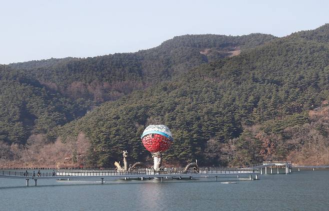 멀리서 보이는 \'용산호 미르샘 분수\' 전경. 박미향 기자