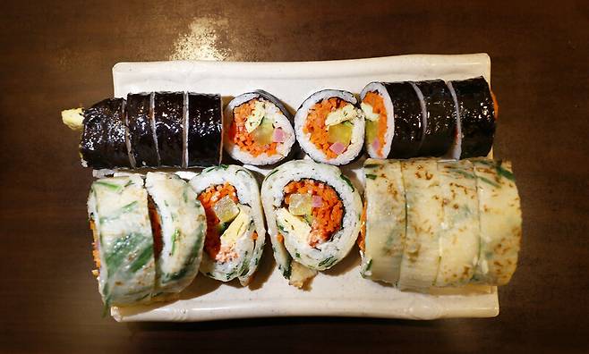정읍시 대표 맛집 ‘옛날김밥’의 부침개김밥과 김밥. 박미향 기자