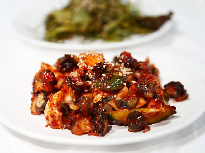 건강한 밥상을 내는 ‘국화회관’의 우렁이초무침. 박미향 기자