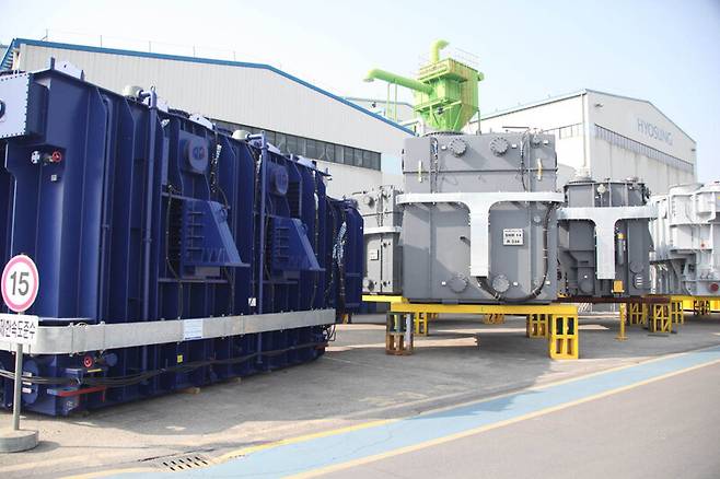 경남 창원 효성중공업 창원공장 야적장에서 출하 대기 중인 초고압변압기 모습. 효성중공업 제공