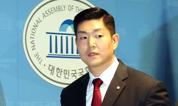 김재섭 국민의힘 의원이 지난 2024년 12월11일 국회 소통관에서 윤석열 대통령 탄핵 찬성 기자회견을 하는 모습. 김경호 선임기자 jijae@hani.co.kr