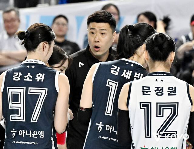 한국도로공사 김영래 감독대행이 1일 김천체육관에서 열린 2025~2026 V리그 여자부 챔프전(5전3선승제) 1차전 GS칼텍스와 안방 경기에서 작전 지시를 하고 있다. 한국배구연맹 제공