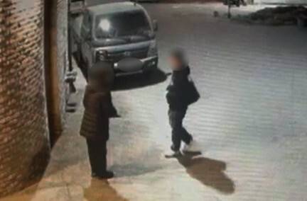 피해자에게 접근하는 보이스피싱 수거책. 춘천경찰서 제공