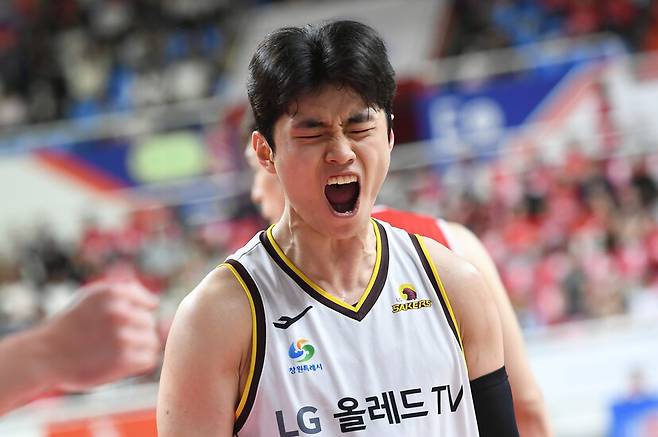 한 치 앞도 모르는 남자프로농구(KBL) 정규리그에서 각 팀은 포기하지 않고 순위싸움을 이어가고 있다. 1위 확정을 눈앞에 둔 창원 엘지(LG). 한국농구연맹 제공