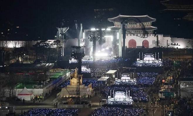 3년 9개월 만에 완전체로 복귀하는 방탄소년단(BTS)의 ‘BTS 컴백 라이브: ARIRANG’ 공연이 지난달 21일 서울 광화문광장 일대에서 펼쳐지고 있다. 사진공동취재단