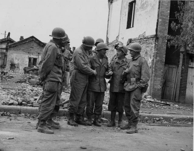 1950년 10월 19일 미군 장교들이 평양에서 가장 먼저 평양 진입에 성공한 백선엽(가운데) 국군1사단장을 축하하고 있다. 해리 트루먼 도서관