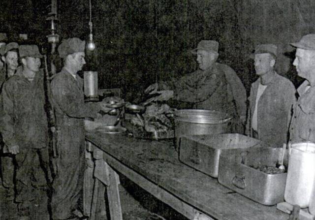 1950년 11월 23일 추수감사절 존 쿨터 미군 9군단장이 군우리에서 병사들에게 추수감사절 만찬을 배식하고 있다. 미 국립문서기록관리청