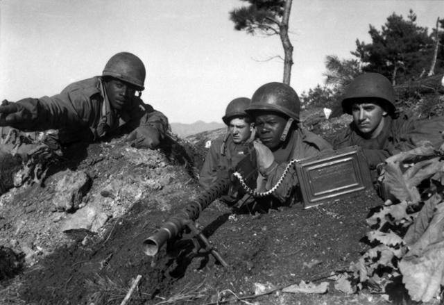 1950년 11월 미 8군 소속 병사들이 청천강 방어선에 기관총 진지를 설치하고 있다. 미 국립문서기록관리청