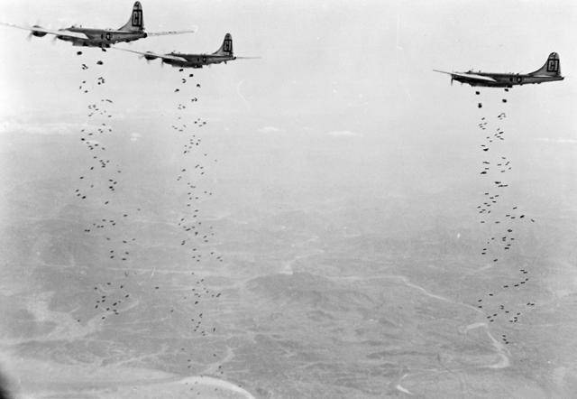1951년 미공군 B-29 폭격기가 북한 지역을 전략 폭격하고 있다. 미 공군
