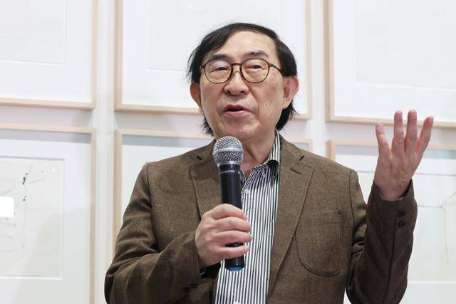 1일 서울 용산구 APMA 캐비닛에서 열린 가고시안 백남준 개인전 '백남준 리와인드, 리핏' 기자간담회에서 백남준의 큰조카이자 저작권자인 켄 백 하쿠타가 질문에 답하고 있다.연합뉴스