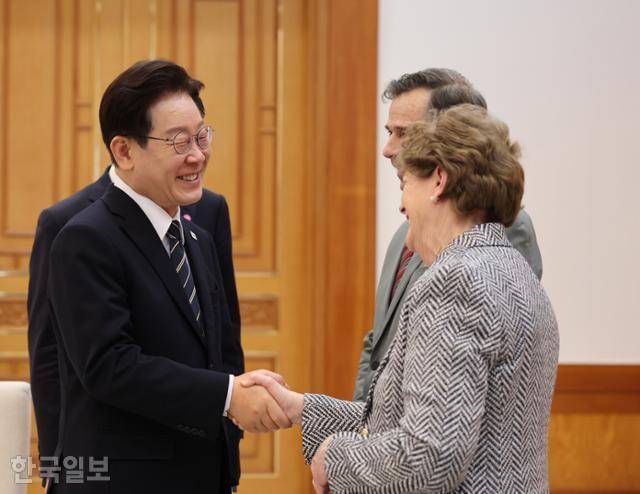 이재명 대통령이 2일 오후 청와대에서 열린 미국 상원의원단 접견에서 진 섀힌 의원과 악수하고 있다. 왕태석 선임기자