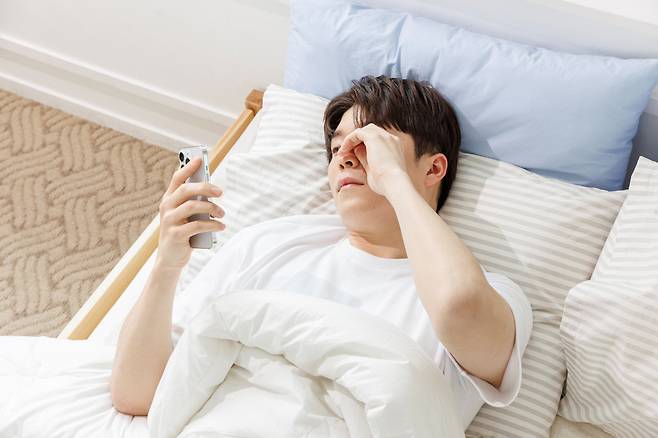 일어나자마자 휴대전화를 보는 행동은 뇌에 악영향을 준다. /클립아트코리아