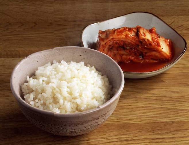 한식으로도 건강하게 다이어트를 할 수 있는 방법이 있다. 흰쌀밥은 혈당지수가 높기 때문에 잡곡밥으로 바꾸는 게 좋고, 따뜻한 밥보다 찬밥을 선택하면 혈당과 다이어트 효과를 높일 수 있다./사진=클립아트코리아