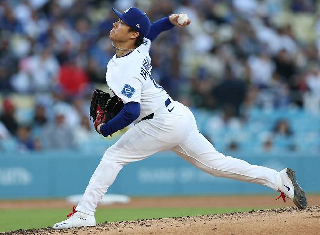 <yonhap photo-3707=""> LOS ANGELES, CALIFORNIA - APRIL 01: Yoshinobu Yamamoto #18 of the Los Angeles Dodgers throws against the Cleveland Guardians in the fifth inning at Dodger Stadium on April 01, 2026 in Los Angeles, California. Ronald Martinez/Getty Images/AFP (Photo by RONALD MARTINEZ / GETTY IMAGES NORTH AMERICA / Getty Images via AFP)/2026-04-02 12:03:20/ <저작권자 ⓒ 1980~2026 ㈜연합뉴스. 무단 전재 재배포 금지, AI 학습 및 활용 금지></yonhap>