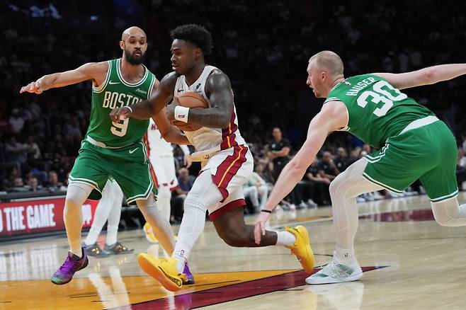 <yonhap photo-3399=""> Miami Heat guard Davion Mitchell, center, drives to the basket as Boston Celtics guard Derrick White (9) and forward Sam Hauser (30) defend during the second half of an NBA basketball game, Wednesday, April 1, 2026, in Miami. (AP Photo/Lynne Sladky)/2026-04-02 11:17:56/ <저작권자 ⓒ 1980~2026 ㈜연합뉴스. 무단 전재 재배포 금지, AI 학습 및 활용 금지></yonhap>