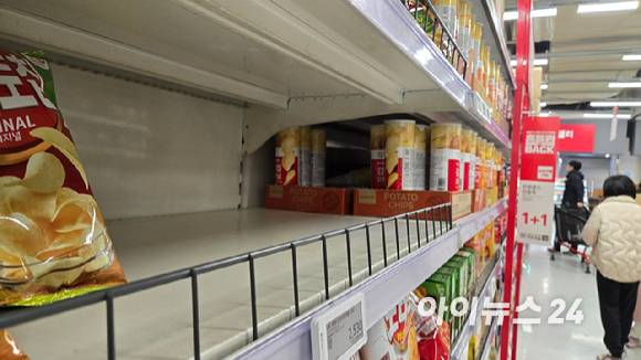 서울의 한 홈플러스 과자 매대의 일부 상품이 공급되지 않은 모습. [사진=아이뉴스24 DB]