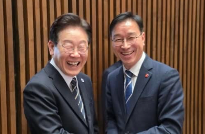 오늘(2일) 국회 시정연설을 마친 이재명 대통령과 사진을 촬영하는 위성곤 더불어민주당 의원 (사진, 위 의원 SNS)