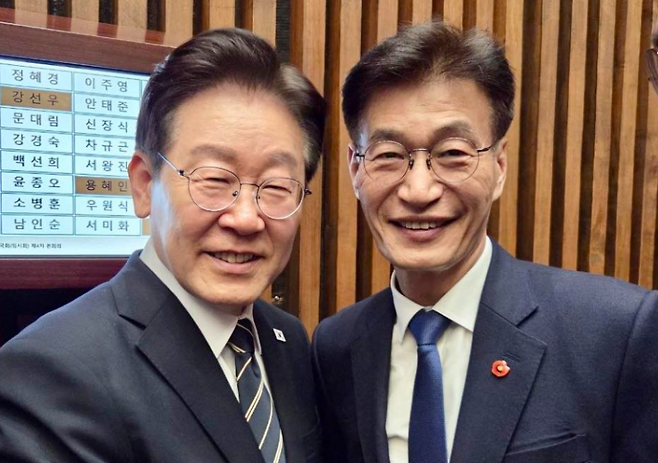 오늘(2일) 국회 시정연설을 마친 이재명 대통령과 사진을 촬영하는 문대림 더불어민주당 의원 (사진, 문 의원 SNS)