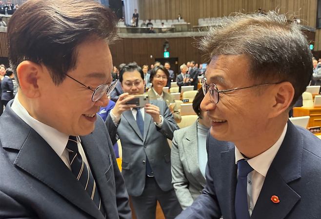 오늘(2일) 국회 시정연설을 마친 이재명 대통령과 사진을 촬영하는 문대림 더불어민주당 의원 (사진, 문 의원 SNS)