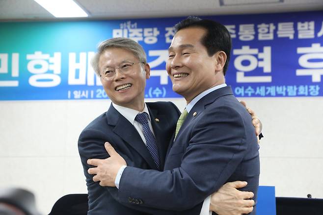 민형배 더불어민주당 전남광주통합특별시장 후보와 주철현 후보가 1일 전남 여수세계박람회장 컨벤션센터에서 민 후보로의 단일화를 발표하고 있다. 뉴스1