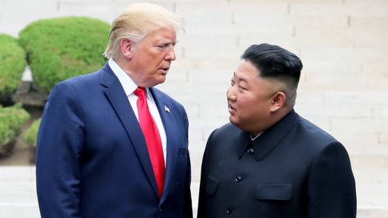 2019년 6월 30일 판문점 군사분계선 북측 지역에서 만나 인사한 뒤 남측 지역으로 이동하는 트럼프 미국 대통령과 김정은 북한 국무위원장. 마크 몽고메리 전 미 해군 소장은 17일(현지시간) ICAS가 주최한 세미나에서 ″김정은이 내년 4월경 전면에 등장하게 될 것″이라고 말했다. 연합뉴스
