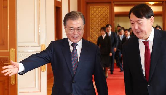 2019년 7월 25일 청와대에서 열린 검찰총장 임명장 수여식 직후 문재인 대통령과 윤석열 신임 검찰총장의 화기애애한 모습. 문 대통령은 윤 신임 총장을 "우리 총장님"이라고 불렀다. [중앙포토]