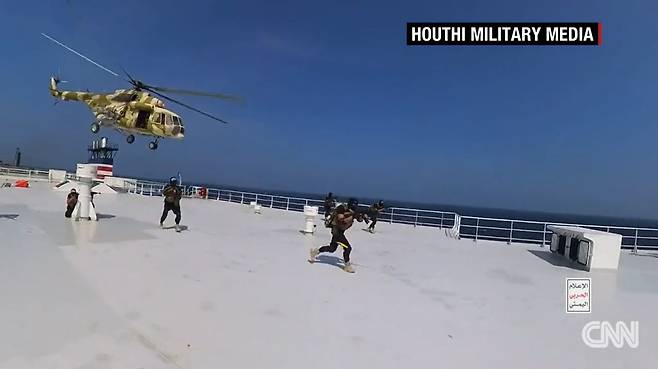 2023년 11월 19일(현지시간) 홍해를 항해 중이던 ‘갤럭시 리더’호의 갑판으로 후티 조직원들이 헬기에서 뛰어내렸다. 사진 CNN캡처