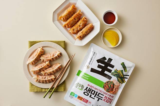 풀무원식품이 여수 돌산갓 김치를 활용한 ‘생만두 갓김치’를 출시했다. 사진 풀무원식품