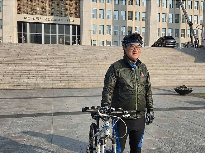 우원식 국회의장이 2일 오전 서울 여의도 국회에서 자전거를 타고 출근하고 있다. 사진 인스타그램