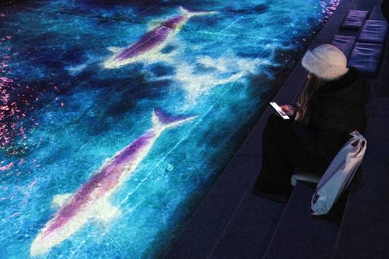 서울관광재단이 청계천에서 선보인 야간 미디어아트 전시 '청계 소울 오션.' [사진 서울관광재단]