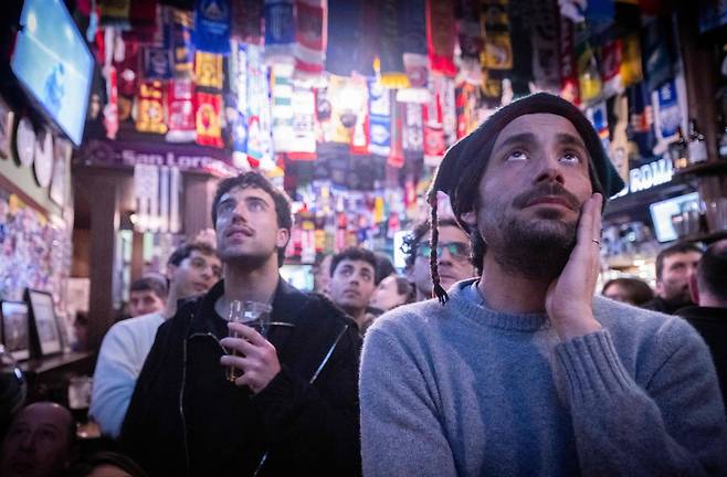 이탈리아의 월드컵 본선 진출 실패를 지켜본 이탈리아 팬들. AFP=연합뉴스