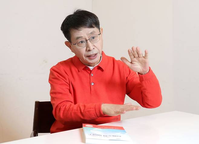 박현욱 변호사는 진짜 수학을 하기 전에 『숫자 갖고 놀고 있네』『깨봉수학』같은 책을 먼저 읽어보라고 권했다. 그는 "수학 원리를 이해하고 재미있게 탐구하는 방식을 보여준다"고 말했다. 강정현 기자