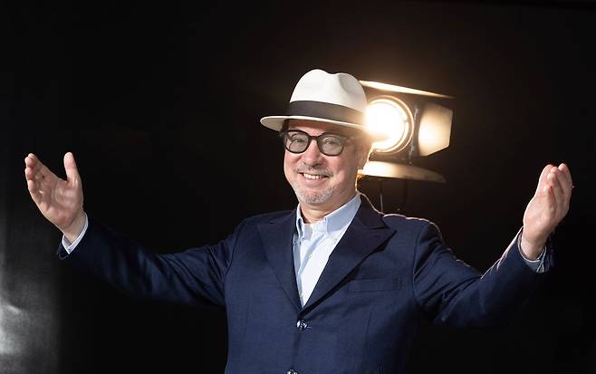 가수 윤수일이 1일 상암동 중앙일보 스튜디오에서 포즈를 취하고 있다. 권혁재 사진전문기자