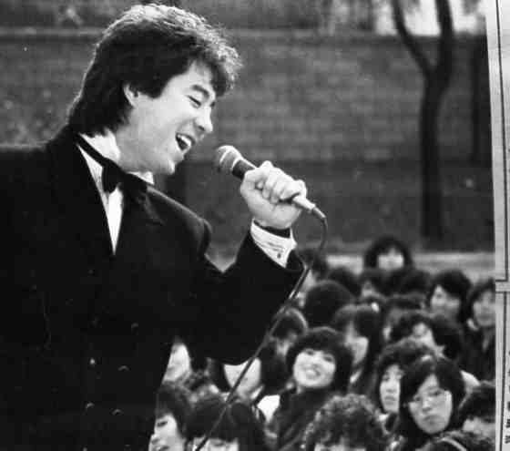 가수 윤수일의 젊은 시절 활동 모습. 오똑한 콧날과 짙은 쌍꺼풀 등 이국적인 외모로 주목을 받았다. [중앙포토]