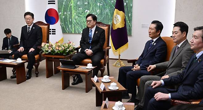 이재명 대통령이 2일 추가경정예산안 시정연설을 위해 국회에 도착해 사전 환담장에서 발언 하고 있다. 임현동 기자