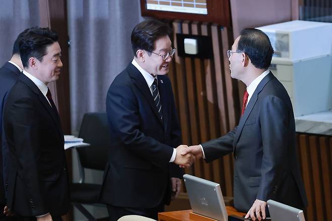 이재명 대통령이 2일 국회에서 2026 추가경정예산안 시정연설을 마치고 국민의힘 주호영 의원과 인사하고 있다..임현동 기자